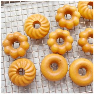 Factory spot carbon steel round 12 continuous mold non-stick household donut mold cake mold small bread baking mold